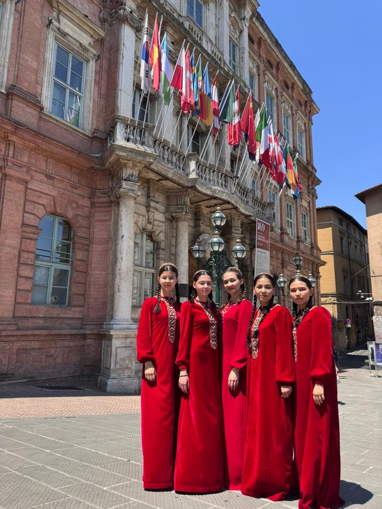 Halkara ynsanperwer ylymlary we ösüş uniwersitetiniň talyplary Italiýada okuwlara gatnaşýarlar