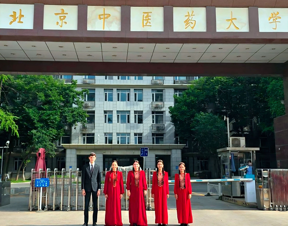Döwlet lukmançylyk uniwersitetiniň talyplary HHR-nyň Pekin adaty hytaý lukmançylygy uniwersitetinde tejribe geçdiler