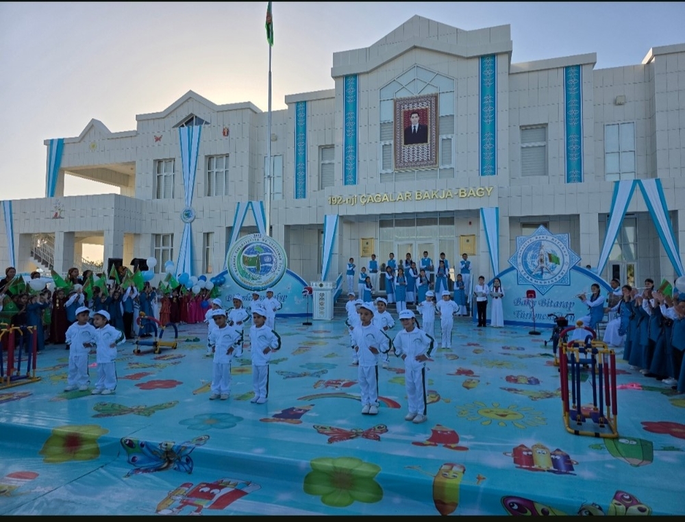 Täze okuw ýylyna ajaýyp sowgat